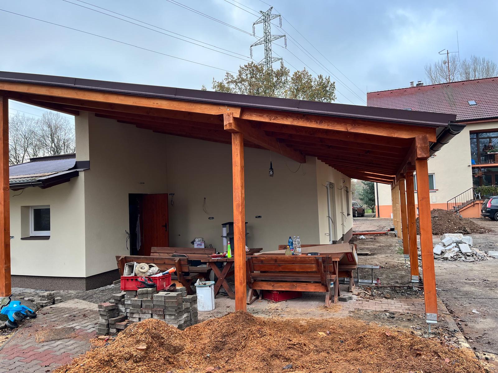 Klempířské a pokrývačské práce na střeše domu